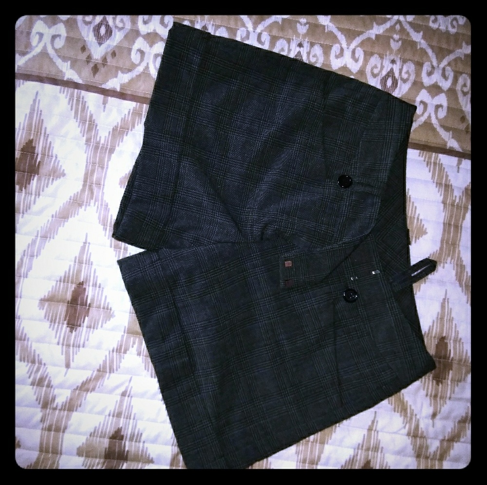 Pladed black shorts